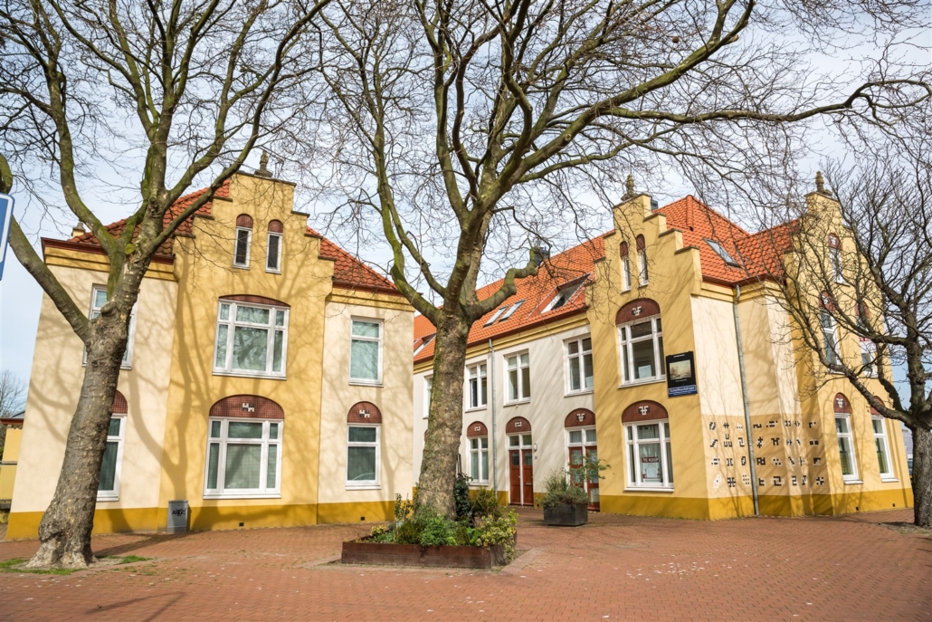 De gele woningen in het Fort in de Schilderwijk